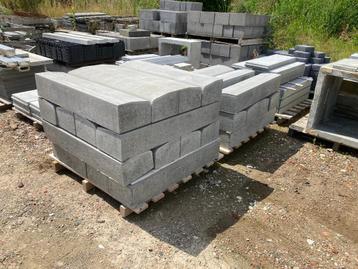 Boordstenen / stoepbanden 27 stuks beschikbaar voor biedingen