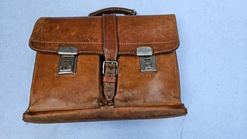 Vintage bruine aktetas van tuigleer, Handtassen en Accessoires, Tassen | Schooltassen, Gebruikt, Aktetas of Boekentas, 30 tot 40 cm
