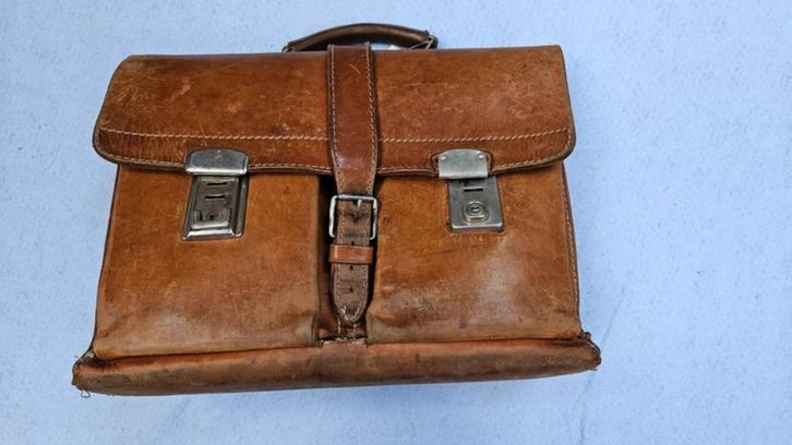 Vintage bruine aktetas van tuigleer, Handtassen en Accessoires, Tassen | Schooltassen, Gebruikt, Aktetas of Boekentas, 30 tot 40 cm
