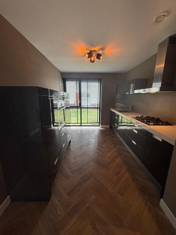 Nette Rechte Keuken + Wandkast + Apparatuur + GEDEMONTEERD beschikbaar voor biedingen