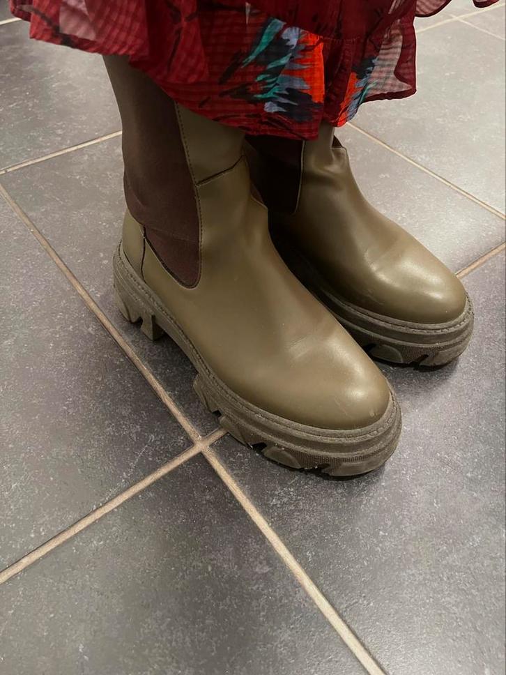 Veganistische kaki laarzen  Studio Céleste • 38, Kleding | Dames, Schoenen, Nieuw, Lage of Enkellaarzen, Groen, Ophalen of Verzenden