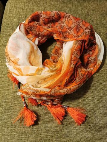 Lichte sjaal, oranje en wit, pauw motief en flosjkes.
