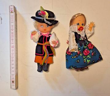 Twee poppen in traditionele klederdracht beschikbaar voor biedingen
