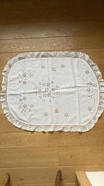 Petite nappe ,milieu de table en broderie ancienne, Comme neuf