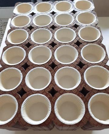 MOULES A MUFFINS PAPIER JETABLES NEUFS beschikbaar voor biedingen