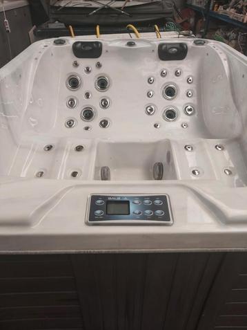 Zeer nette jacuzzi met veel jets geleverd  beschikbaar voor biedingen