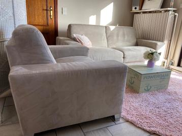 Salon in alcantara beschikbaar voor biedingen