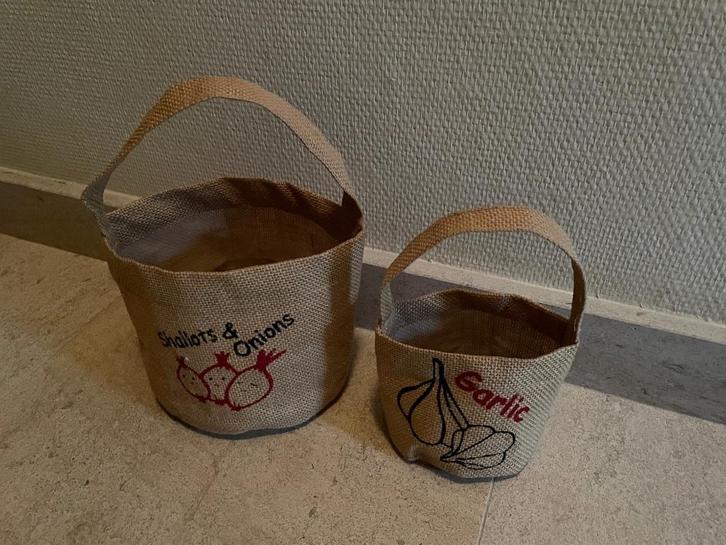 Als Nieuw! 2 bakjes, korfjes, mandjes voor ajuin en knoflook, Huis en Inrichting, Woonaccessoires | Schalen en Manden, Zo goed als nieuw