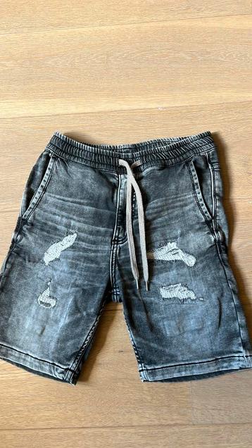 Als nieuwe short Antony Morato mat 8 beschikbaar voor biedingen