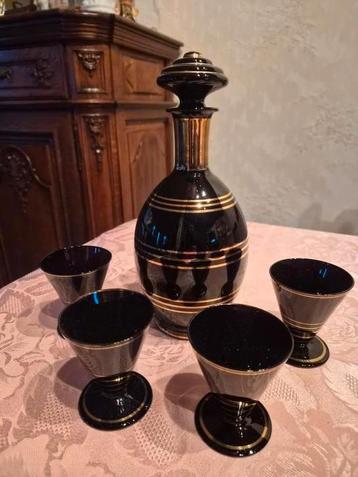 Booms glas ,zwart met gouden ringen en 4 glaasjes beschikbaar voor biedingen