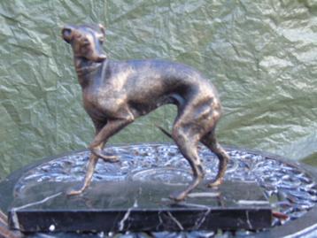 Standbeeld van een windhond in gietijzeren patbrons beschikbaar voor biedingen