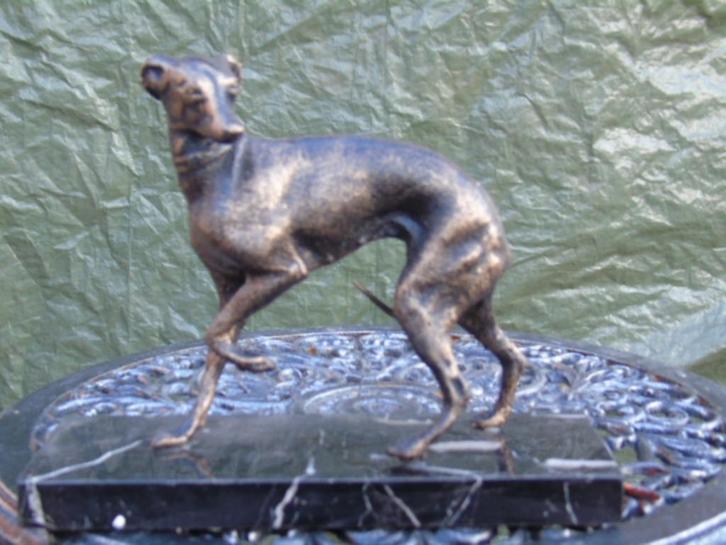 Standbeeld van een windhond in gietijzeren patbrons, Tuin en Terras, Tuinbeelden, Nieuw, Dierenbeeld, Metaal, Ophalen