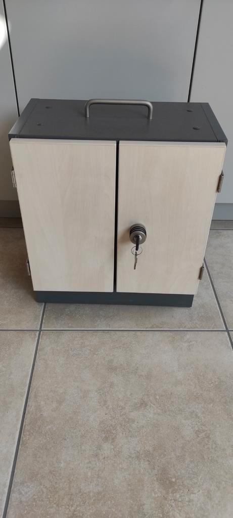 Assmann kantoormeubilair 45x40x24
Exclusief model qua afmeti, Huis en Inrichting, Kasten | Roldeurkasten en Archiefkasten, Ophalen