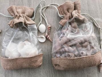 300g decoratieve schelpen met 2 bijhorende jutten zakken beschikbaar voor biedingen