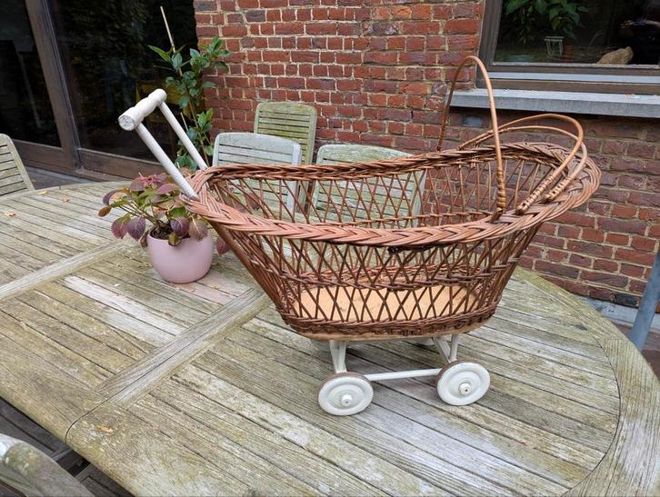 Oude rieten kinderwagen. Heel mooie uitstraling., Antiek en Kunst, Antiek | Speelgoed, Ophalen