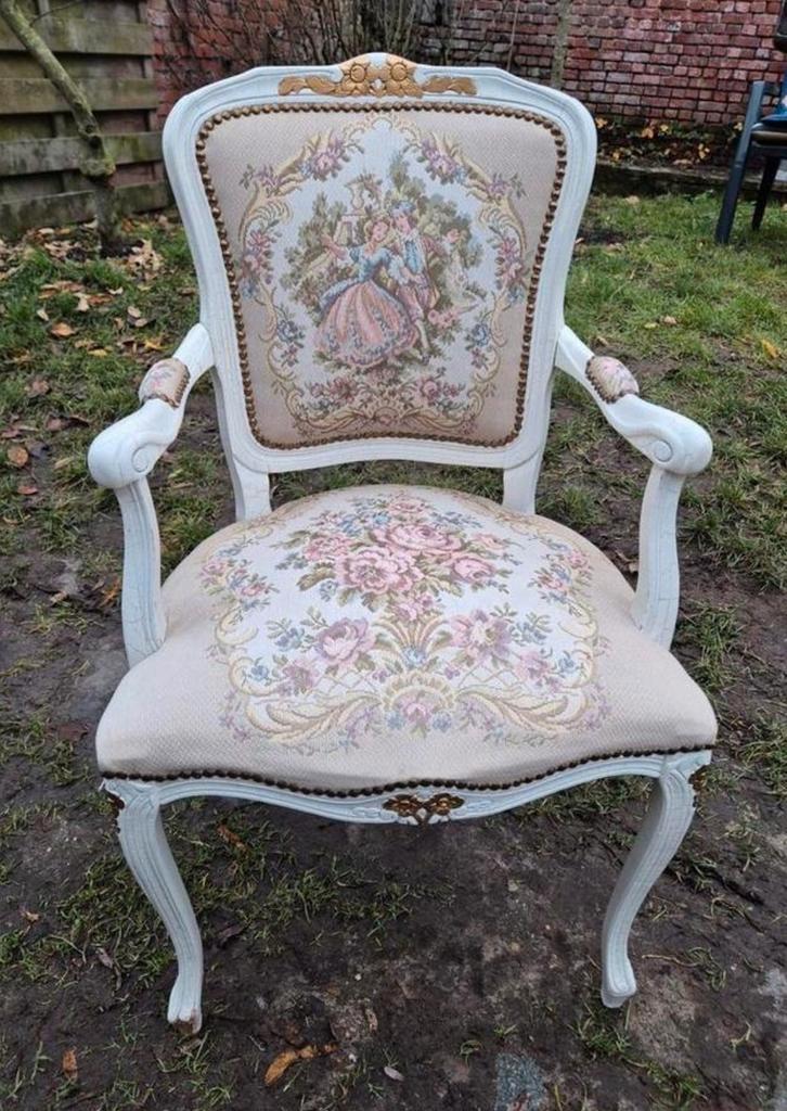 Louis XV Stoel met geborduurde bekleding Te Koop Intermassa, Antiek en Kunst, Antiek | Meubels | Stoelen en Sofa's, Ophalen