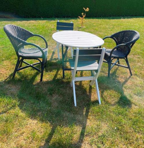 Table et 2 chaises de jardin en bois et chaises en rotin..., Jardin & Terrasse, Tables de jardin, Comme neuf, Rond, Bois, Enlèvement