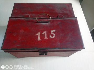 ancien coffret/boite métalique beschikbaar voor biedingen
