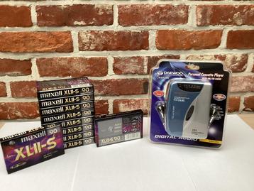 WALKMAN - NOSTALGIE IN VERPAKKING MET VELE CASETTES beschikbaar voor biedingen