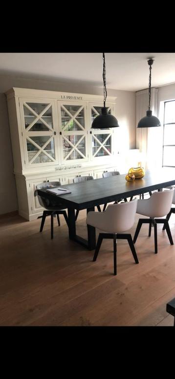 Vitrine kast beschikbaar voor biedingen