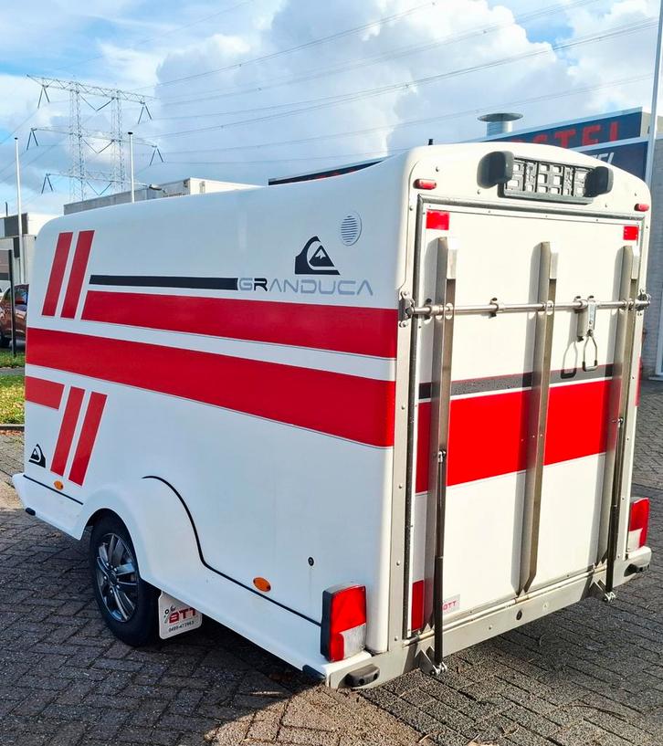 Rebel gesloten aanhangwagen remorque polyester opbouw, Dieren en Toebehoren, Paarden en Pony's | Trailers en Aanhangwagens, Polyester