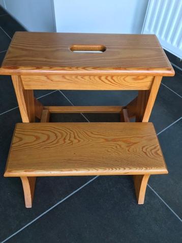 Tabouret en bois disponible aux enchères