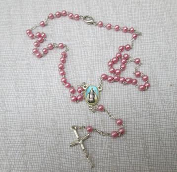 Roze parelmoerkleurig paternostertje (juweeltje) beschikbaar voor biedingen