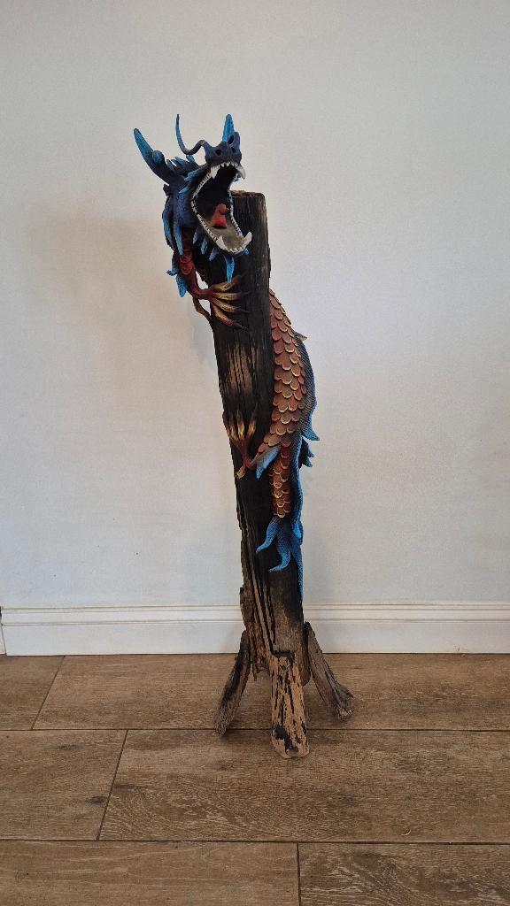 Decoratieve drakenbeeld sculptuur op houten stam, Antiek en Kunst, Kunst | Beelden en Houtsnijwerken, Ophalen