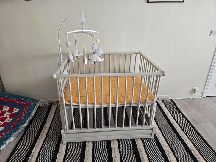 Parc en bois bébé avec mobile, Enfants & Bébés, Parcs