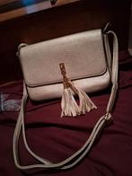 Sac à main argenté, Enlèvement