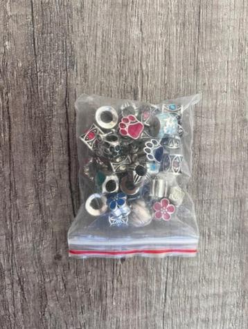 Bedels voor armband beschikbaar voor biedingen