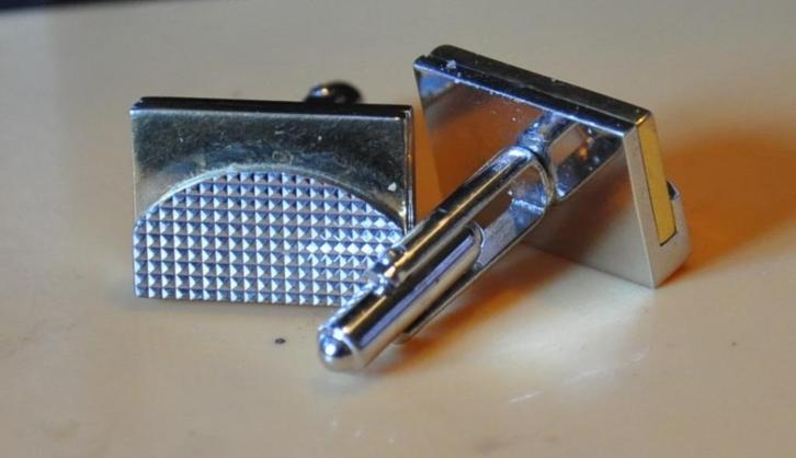 paire de boutons de manchette dorée et argentée (bmx2018), Handtassen en Accessoires, Manchetknopen, Gebruikt, Zilver, Verzilverd