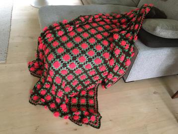 Wol Gehaakte Oma Plaid met 3D Roze Rozen – In Perfecte Vinta beschikbaar voor biedingen