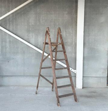 Vintage trapladder  beschikbaar voor biedingen