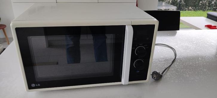 Vrijstaande microgolfoven LG 800 watt, Elektronische apparatuur, Microgolfovens, Gebruikt, Vrijstaand, Microgolfoven, 45 tot 60 cm
