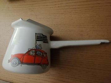 Pot à lait tôle émaillée arbore un décor de la bigoudène  beschikbaar voor biedingen