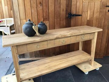 oude landelijke sidetable beschikbaar voor biedingen