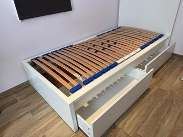 Lit (Ikea Malm?) + Sommier Leyskens (90x200cm) beschikbaar voor biedingen