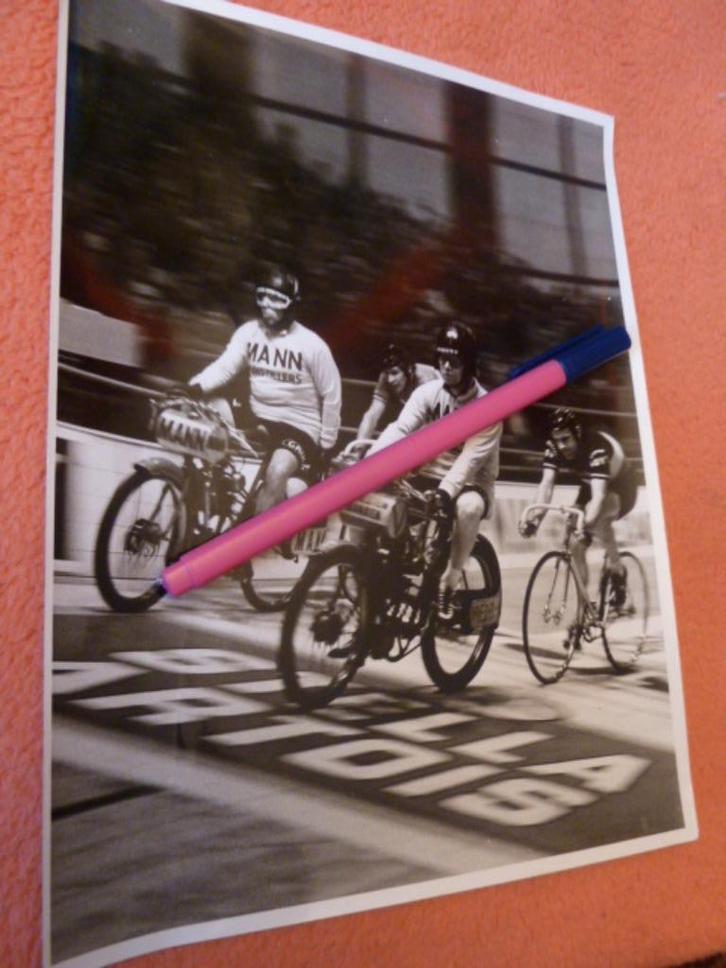 Oude persfoto 24x18cm, wielrenners, Derny MANN. Peter POST., Verzamelen, Foto's en Prenten, Zo goed als nieuw, Foto, Overige onderwerpen