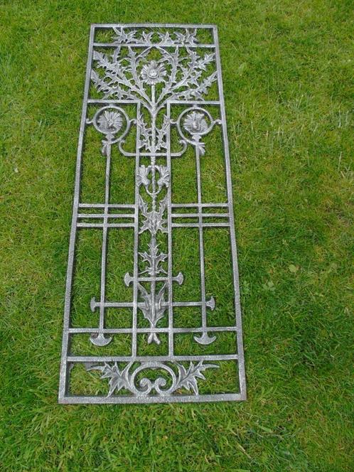 Roestgrijs gietijzeren decoratie wandfronton, Tuin en Terras, Tuinwanddecoratie, Zo goed als nieuw, Ophalen