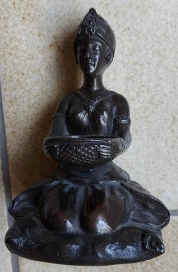 beeldje zittende vrouw met schaal in de handen brons look beschikbaar voor biedingen