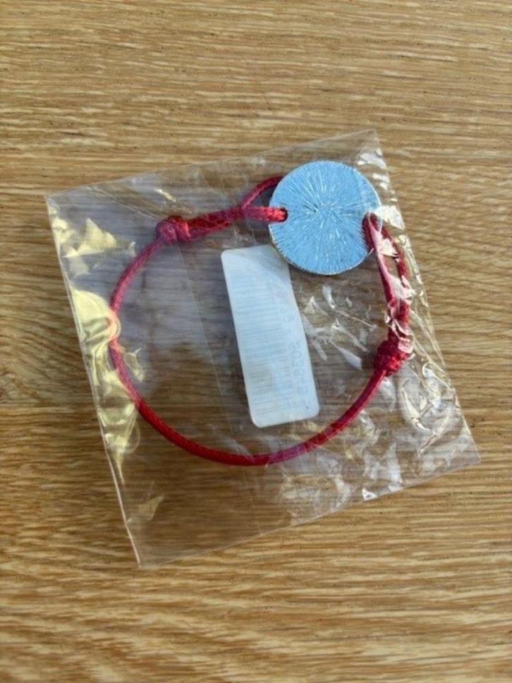 Armbandje met verstelbare koord – Nieuw!, Handtassen en Accessoires, Armbanden, Nieuw, Overige materialen, Rood, Ophalen of Verzenden