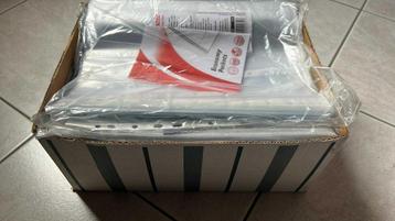 boîte de 1000 pochettes plastiques A4 neuves perforées NEUF beschikbaar voor biedingen