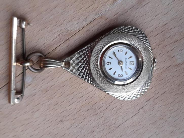 Montre vintage broche ou pendentif Caravelle, Handtassen en Accessoires, Horloges | Antiek, Ophalen of Verzenden