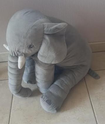 Knuffel grote olifant beschikbaar voor biedingen