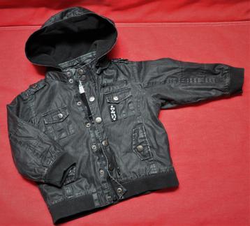 R31.Blouson noir à capuche garçon 2 ans Marque YCC 86       disponible aux enchères