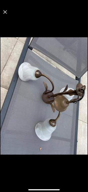 Petit lustre acec trois jolis globes opaline , metal cuivré beschikbaar voor biedingen