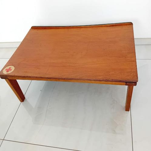 vintage opklapbaar tafeltje rode kruis, Huis en Inrichting, Tafels | Bijzettafels, Zo goed als nieuw, Rechthoekig, Minder dan 45 cm