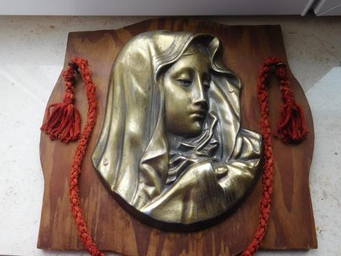 Plaque en bois avec Vierge Marie en relief en laiton vintage, Antiek en Kunst, Antiek | Religieuze voorwerpen, Ophalen of Verzenden