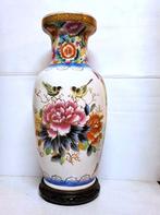 Vintage Chinees porseleinen vaas op houten sokkel, Antiek en Kunst, Ophalen of Verzenden